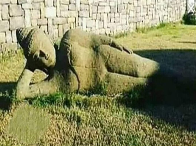 yuna yan gelmiş taş heykel.jpg