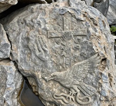 Gullu hac,yilan yiyen kartal ve el.jpg