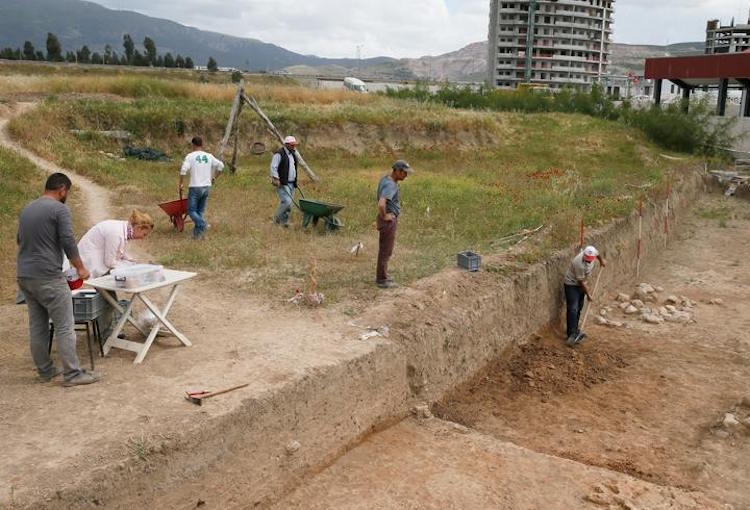 İzmir Yeşilova Höyüğünde 5.000 Yıllık Kemikte DNA Örneği Bulundu