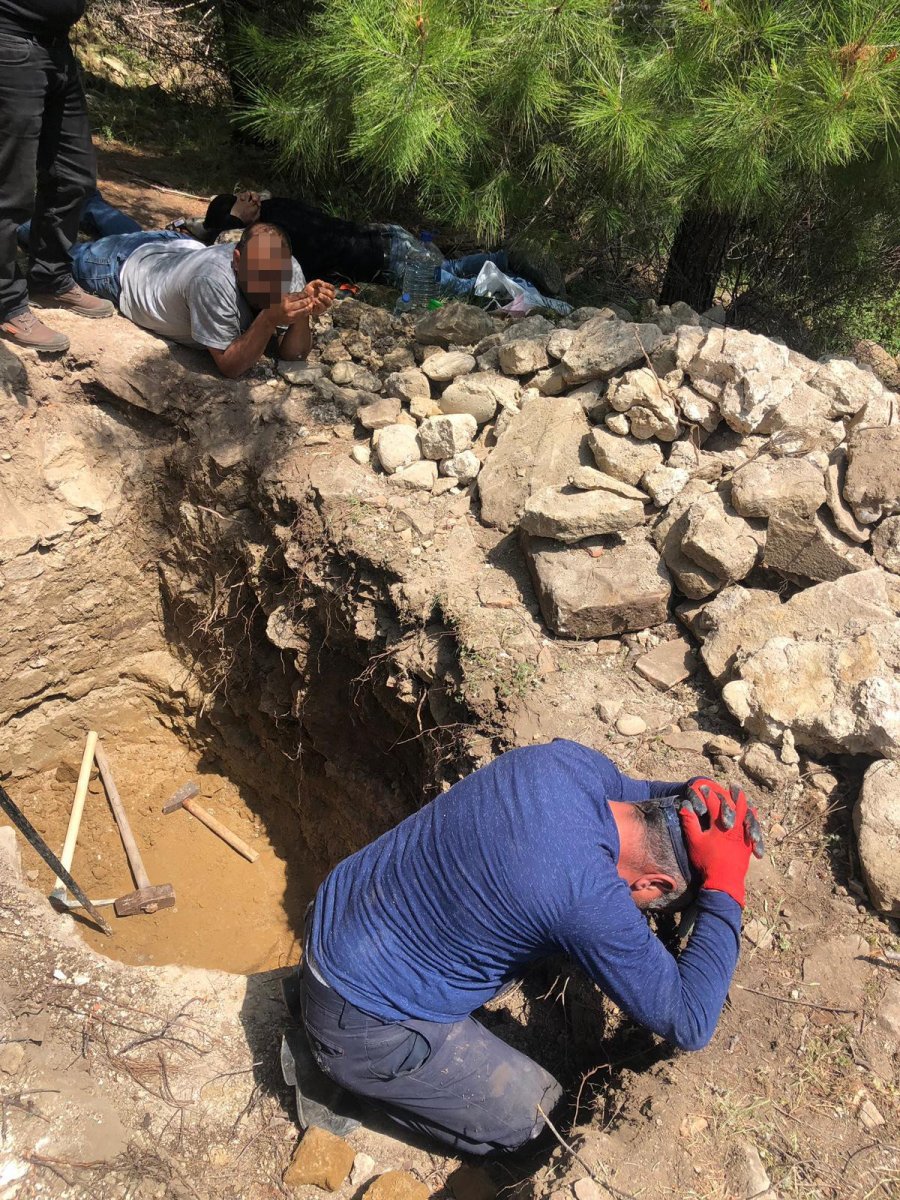 Antalya'da kaçak defineciler fotokapana yakalandı