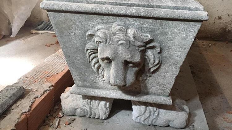 İzmir'de Roma dönemine ait bin 500 yıllık sunak ele geçirildi
