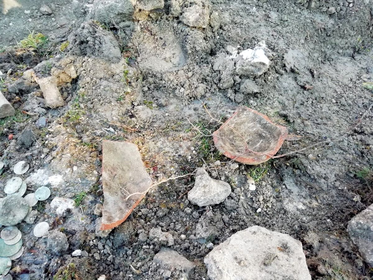 Burdur da kazı sırasında kırılan küpten 300 den fazla sikke çıktı #5