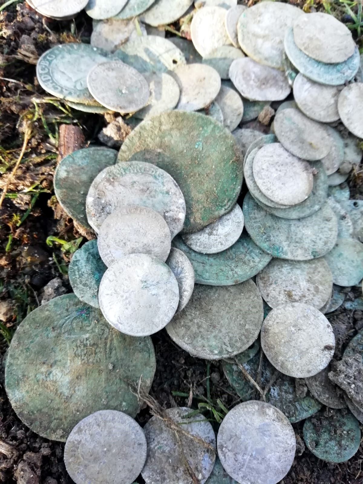 Burdur da kazı sırasında kırılan küpten 300 den fazla sikke çıktı #7