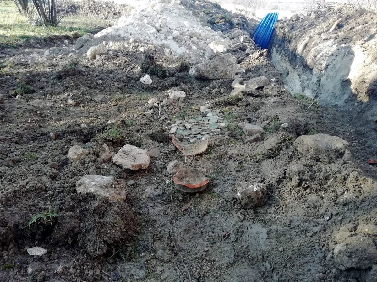 Burdur da kazı sırasında kırılan küpten 300 den fazla sikke çıktı #4