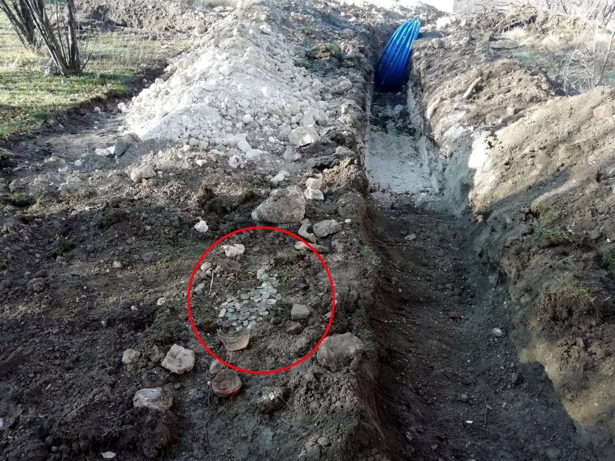 Burdur da kazı sırasında kırılan küpten 300 den fazla sikke çıktı #3